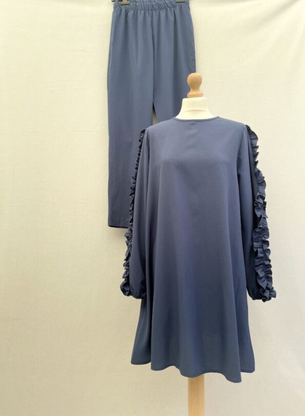 modest preloved Tavin blue tunic top and trouser set. It also has a fabric belt. Wide leg trousers and loose style tunic. Size 10/12