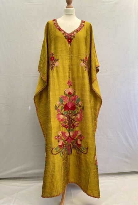 Kaftan with yellowish tones and lovely floral applique in shades of pink