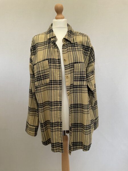 Rip Curl black and dark beige cotton chequered shirt with collar, button front opening and pocket at the chest. It is a very loose/oversized in size M